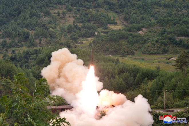 Cận cảnh tên lửa phóng từ tàu hỏa của Triều Tiên nhằm nắn gân đối thủ  - 2