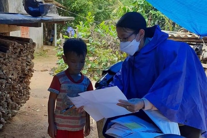 Cô Ròm và hành trình gieo chữ lấm lem bùn đất, có ngày lên đến 14 tiếng - 1 Cô Ròm và hành trình gieo chữ lấm lem bùn đất, có ngày lên đến 14 tiếng - 1