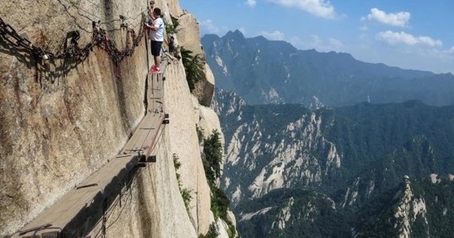 Du khách liều mình đi bộ trên tấm ván nhỏ ven ngọn núi cao hơn 2000 m - 2 Du khách liều mình đi bộ trên tấm ván nhỏ ven ngọn núi cao hơn 2000 m - 2