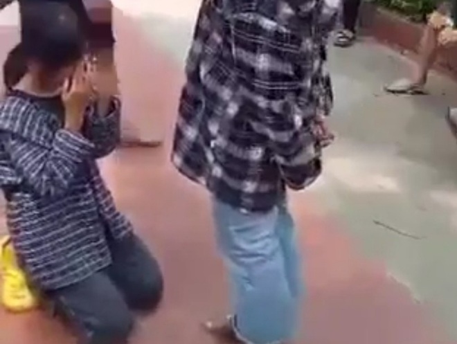 Vụ nữ sinh Thanh Hóa bị bắt quỳ gối ở sân trường: Gia đình đã xin lỗi nhau - 1 Vụ nữ sinh Thanh Hóa bị bắt quỳ gối ở sân trường: Gia đình đã xin lỗi nhau - 1