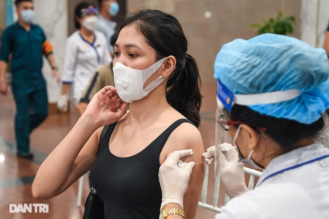 Bản tin Covid-19: Dịch hạ nhiệt, Hà Nội và TPHCM nới lỏng nhiều hoạt động - 6 Bản tin Covid-19: Dịch hạ nhiệt, Hà Nội và TPHCM nới lỏng nhiều hoạt động - 6