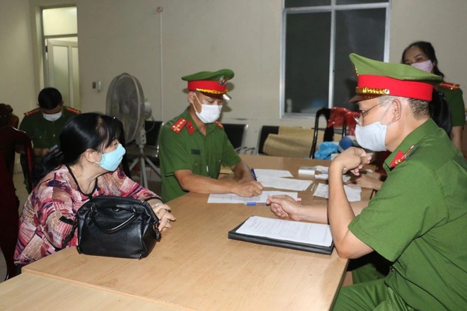 Cơ quan Cảnh sát điều tra Công an Nghệ An làm việc với bị can Nguyễn Thị Thu (Ảnh: Công an Nghệ An).