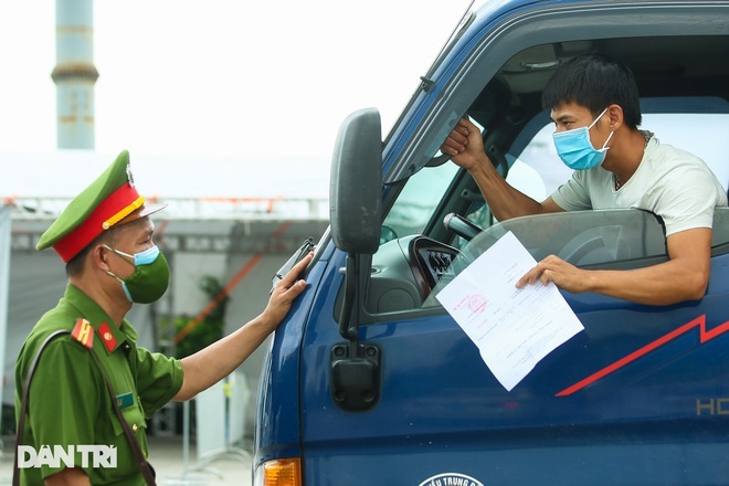 Lái xe luồng xanh dương tính đi tiêm vắc xin, Hà Nội xét nghiệm 615 người - 1