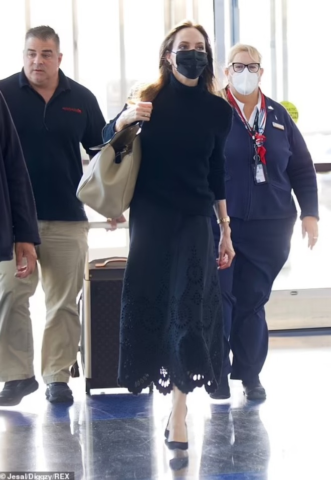 Angelina Jolie mặc đồ đen giản dị vẫn đẹp nổi bật ngoài sân bay - 1 Angelina Jolie mặc đồ đen giản dị vẫn đẹp nổi bật ngoài sân bay - 1
