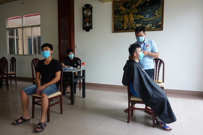 Tình nguyện viên trở thành thợ tóc bất đắc dĩ, cắt đẹp miễn chê - 1 Tình nguyện viên trở thành thợ tóc bất đắc dĩ, cắt đẹp miễn chê - 1