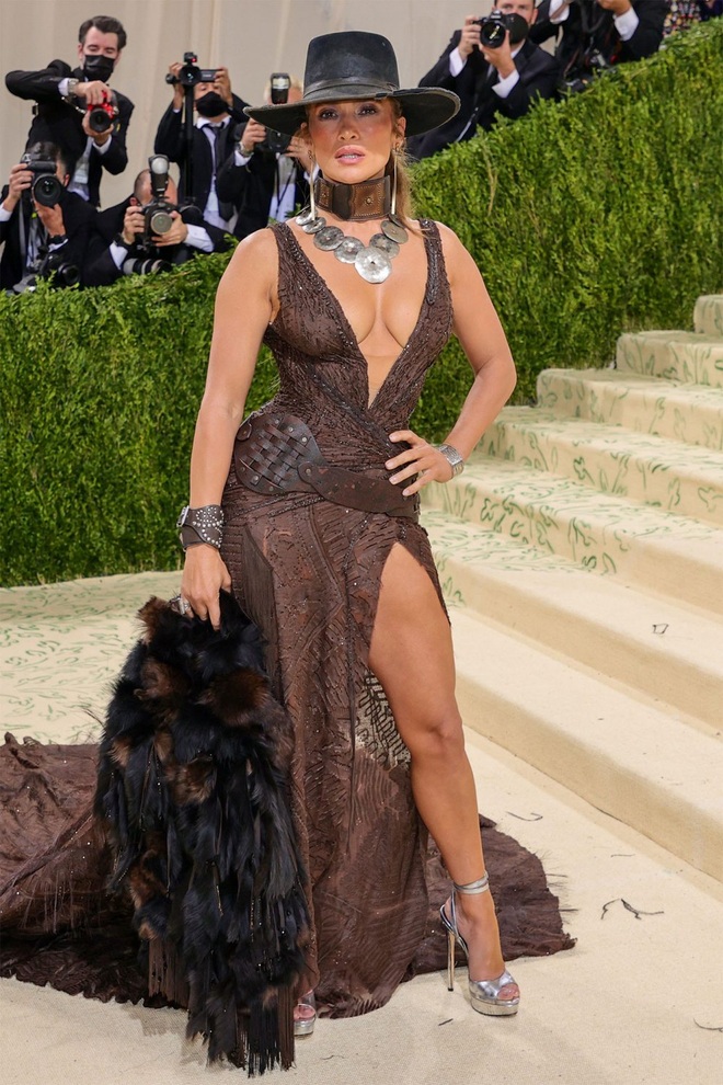 Jennifer Lopez cảm thấy mình bị chầu rìa ở Hollywood - 1