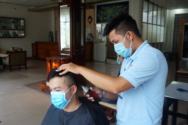 Tình nguyện viên trở thành thợ tóc bất đắc dĩ, cắt đẹp miễn chê - 2 Tình nguyện viên trở thành thợ tóc bất đắc dĩ, cắt đẹp miễn chê - 2