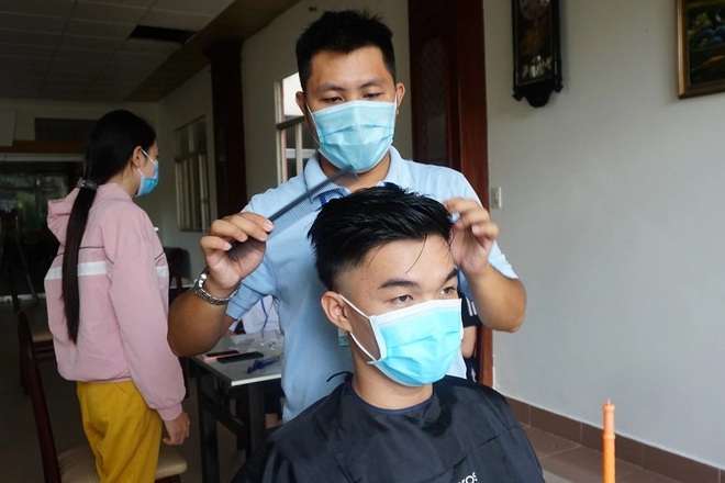 Tình nguyện viên trở thành thợ tóc bất đắc dĩ, cắt đẹp miễn chê - 3 Tình nguyện viên trở thành thợ tóc bất đắc dĩ, cắt đẹp miễn chê - 3