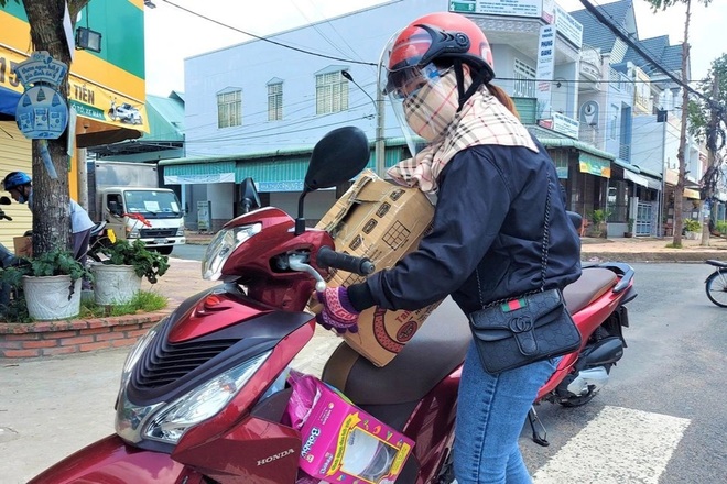 Ngày đầu nới lỏng giãn cách người dân Cần Thơ hồ hởi đi hớt tóc, mua sắm - 2 Ngày đầu nới lỏng giãn cách người dân Cần Thơ hồ hởi đi hớt tóc, mua sắm - 2
