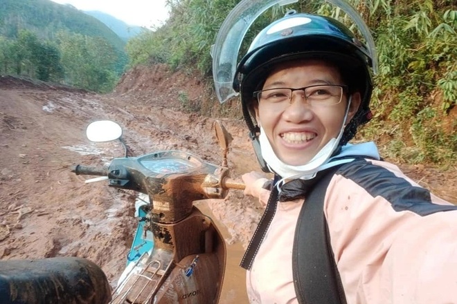 Cô Ròm và hành trình gieo chữ lấm lem bùn đất, có ngày lên đến 14 tiếng - 2 Cô Ròm và hành trình gieo chữ lấm lem bùn đất, có ngày lên đến 14 tiếng - 2