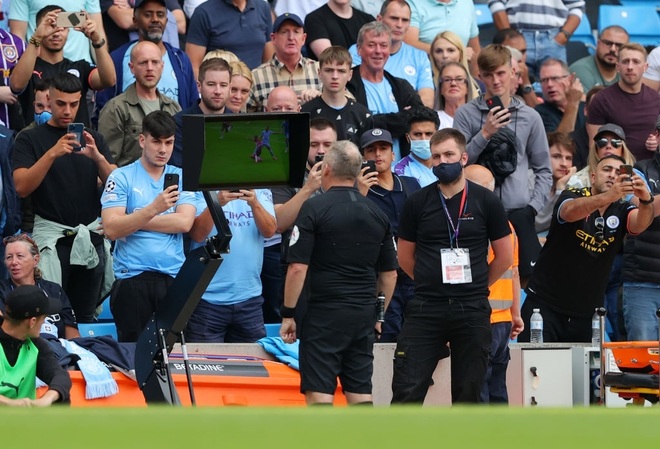 VAR cứu mỗi đội một lần, Man City chia điểm với Southampton - 1