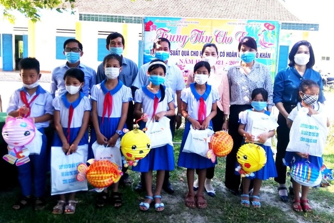 Trao hàng trăm suất quà Tết trung thu tặng trẻ nghèo - 1 Trao hàng trăm suất quà Tết trung thu tặng trẻ nghèo - 1