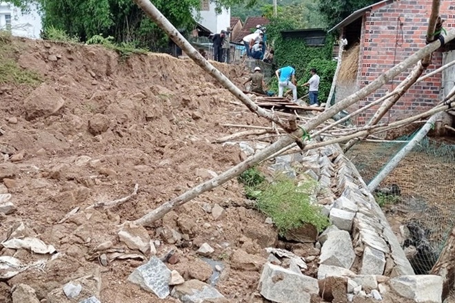 Bị mảng tường gạch đổ đè lên người, một thợ xây tử vong - 2 Bị mảng tường gạch đổ đè lên người, một thợ xây tử vong - 2