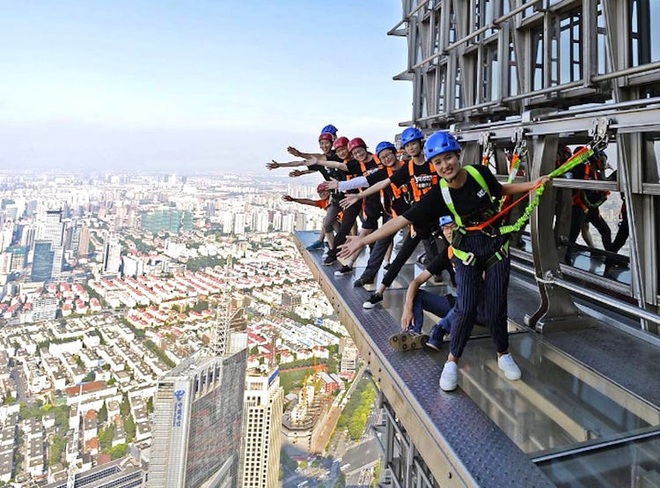 Rùng mình chứng kiến du khách đi bộ giữa trời tại tòa nhà cao hơn 400 m - 4 Rùng mình chứng kiến du khách đi bộ giữa trời tại tòa nhà cao hơn 400 m - 4