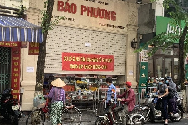 Hà Nội: Tuýt còi nhiều tiệm bánh trung thu người dân chen chân mua  - 1