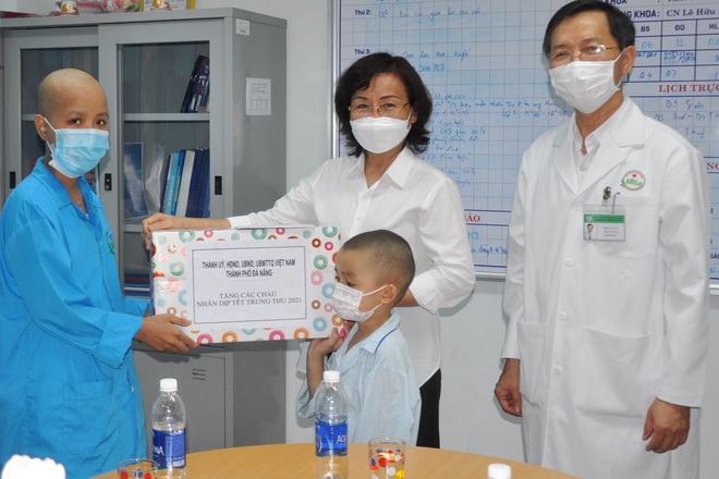 Trao quà Tết Trung thu đến bệnh nhi, trẻ em đặc biệt khó khăn - 1 Trao quà Tết Trung thu đến bệnh nhi, trẻ em đặc biệt khó khăn - 1