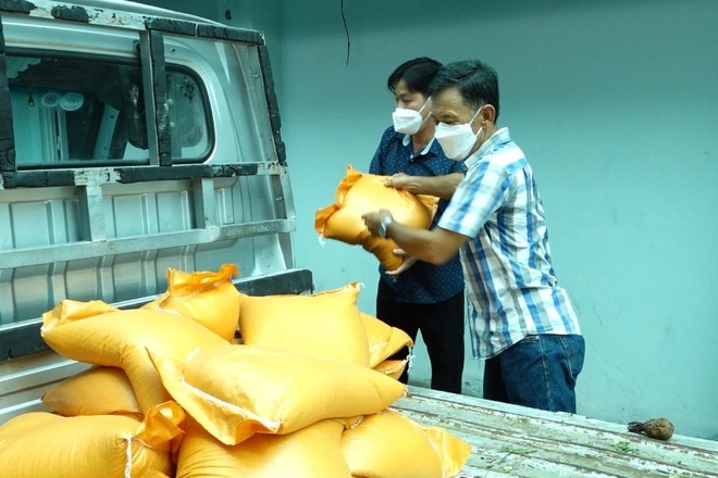 Thầy giáo tình nguyện vào tâm dịch tặng hàng tấn gạo, rau… cho người dân - 1