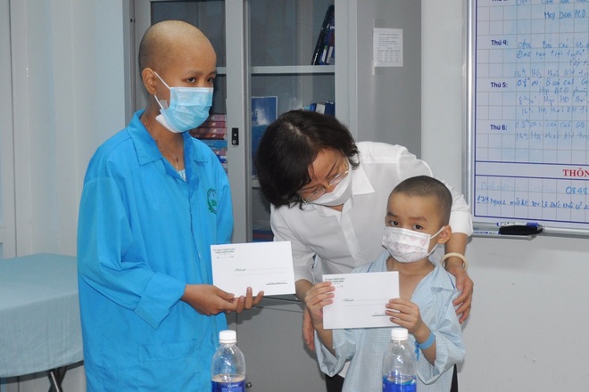 Trao quà Tết Trung thu đến bệnh nhi, trẻ em đặc biệt khó khăn - 2 Trao quà Tết Trung thu đến bệnh nhi, trẻ em đặc biệt khó khăn - 2