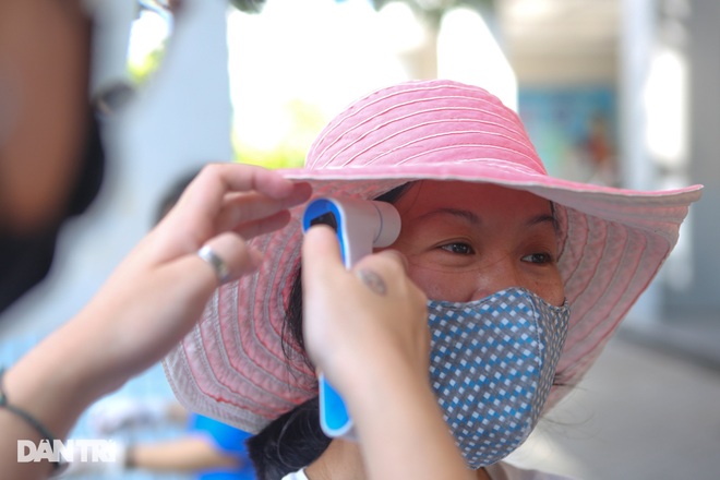Cả trăm người đội nắng xếp hàng mua bánh Trung thu ở Hà Nội - 4 Cả trăm người đội nắng xếp hàng mua bánh Trung thu ở Hà Nội - 4