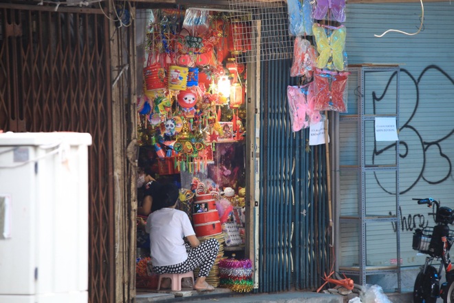 Tiểu thương phố Hàng Mã đứng ngồi không yên trước thềm Tết Trung thu - 5 Tiểu thương phố Hàng Mã đứng ngồi không yên trước thềm Tết Trung thu - 5