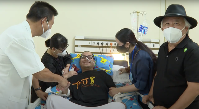 Trịnh Vĩnh Trinh xúc động khi trò chuyện cùng Trần Mạnh Tuấn tại phòng bệnh - 1