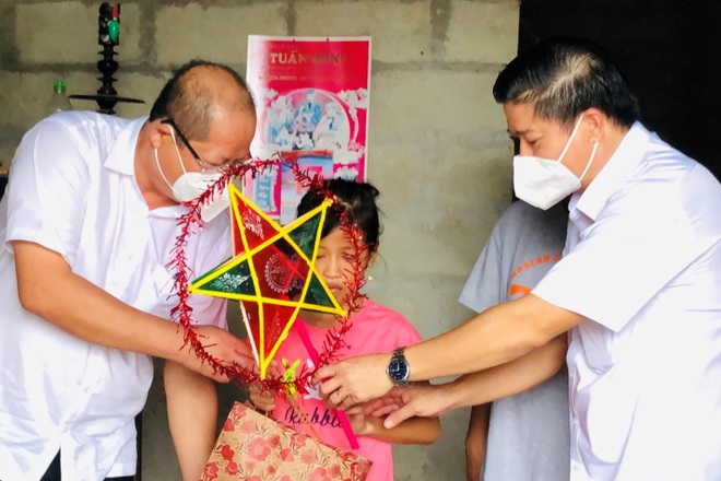 Trao quà Tết Trung thu đến bệnh nhi, trẻ em đặc biệt khó khăn - 3 Trao quà Tết Trung thu đến bệnh nhi, trẻ em đặc biệt khó khăn - 3