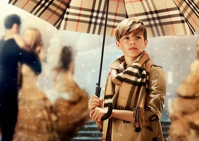Quý tử nhà David Beckham đá trận bóng chuyên nghiệp đầu tiên - 4 Quý tử nhà David Beckham đá trận bóng chuyên nghiệp đầu tiên - 4