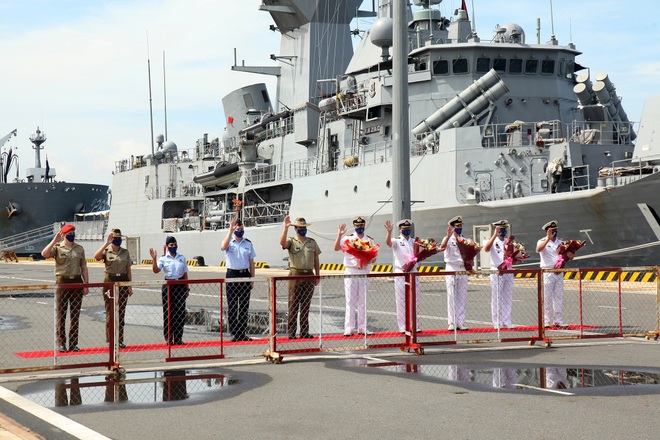 Ba chiến hạm hải quân Australia cập cảng Cam Ranh - 1