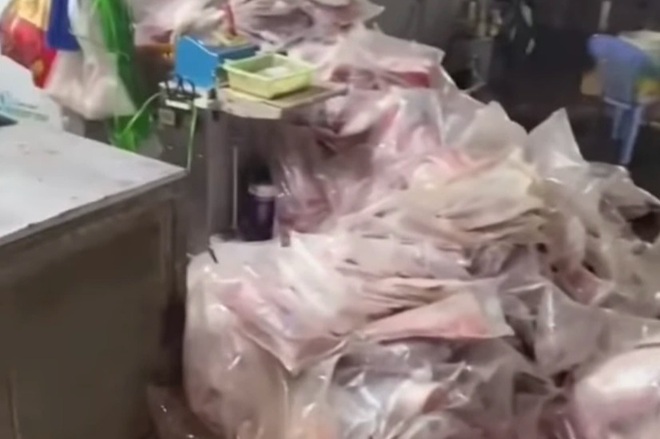 Tiểu thương chợ Bình Điền khóc nghẹn vì hàng tấn cá hư hỏng do... mất điện - 2 Tiểu thương chợ Bình Điền khóc nghẹn vì hàng tấn cá hư hỏng do... mất điện - 2