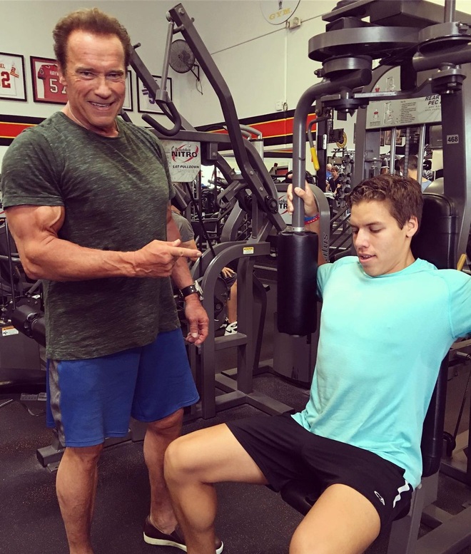 Con trai riêng của tài tử Arnold Schwarzenegger ngày càng giống cha - 4