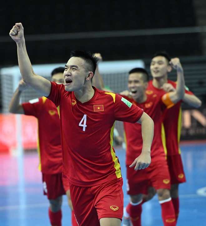 Bầu Tú bật khóc: Futsal Việt Nam không phụ lòng gia đình, người hâm mộ - 2