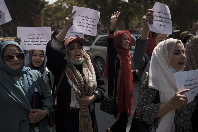Taliban cấm lao động nữ trong chính quyền Kabul đi làm - 1