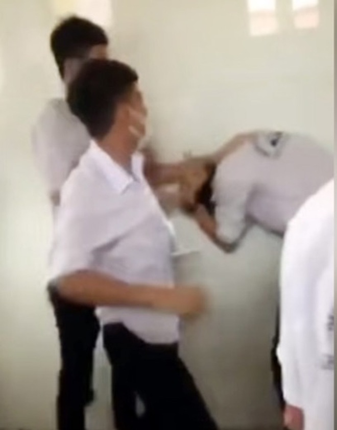 Học sinh hỗn chiến trong nhà vệ sinh ở Bắc Giang - 1