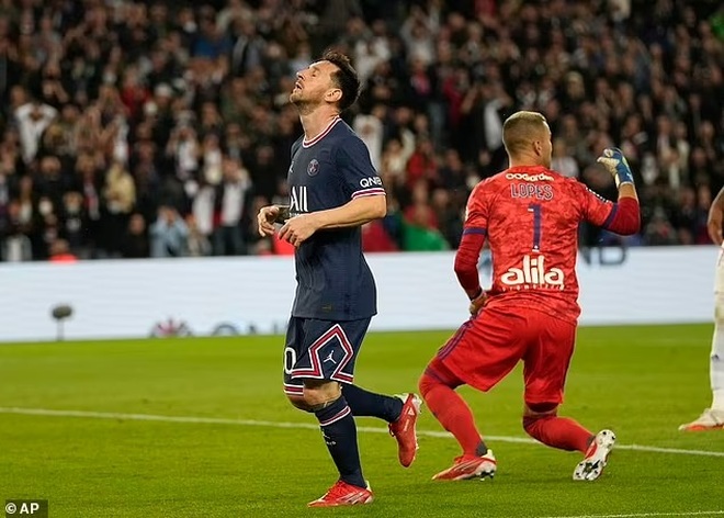 Messi hụt siêu phẩm, Icardi hóa người hùng giúp PSG thắng Lyon - 2 Messi hụt siêu phẩm, Icardi hóa người hùng giúp PSG thắng Lyon - 2