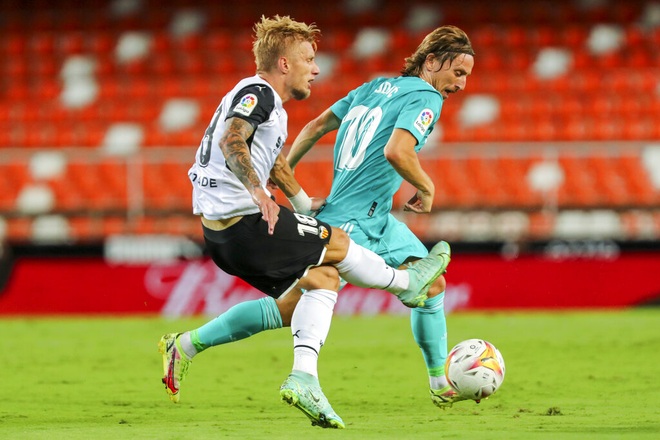 Thắng nghẹt thở Valencia, Real Madrid tiếp tục dẫn đầu La Liga - 1 Thắng nghẹt thở Valencia, Real Madrid tiếp tục dẫn đầu La Liga - 1