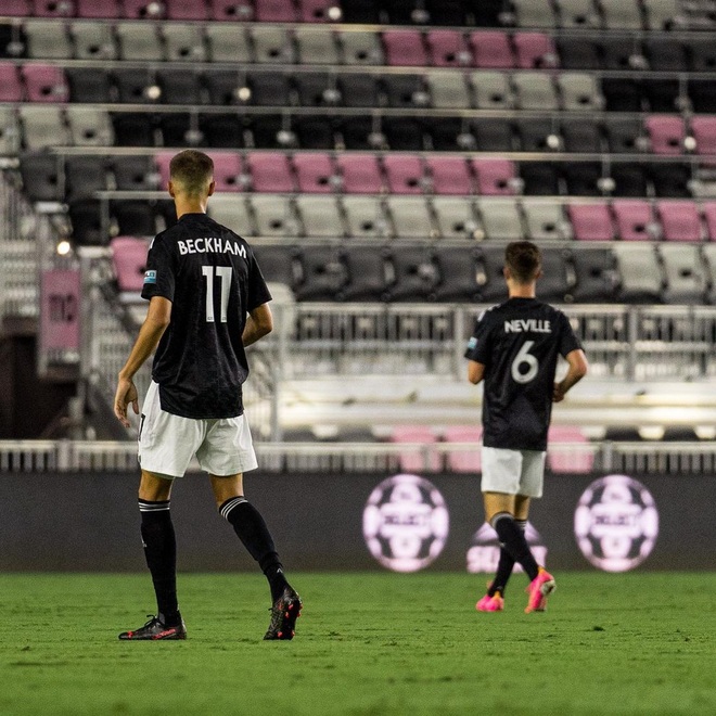 Quý tử nhà David Beckham đá trận bóng chuyên nghiệp đầu tiên - 3 Quý tử nhà David Beckham đá trận bóng chuyên nghiệp đầu tiên - 3