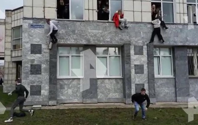 Xả súng chết người tại đại học Nga, sinh viên hoảng sợ trèo cửa thoát thân - 1