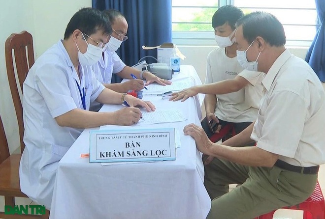 Ninh Bình: Tiêm vắc xin phòng Covid-19 cho 17.000 giáo viên - 1 Ninh Bình: Tiêm vắc xin phòng Covid-19 cho 17.000 giáo viên - 1