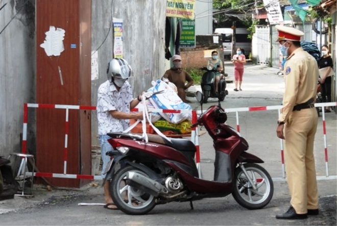 Người dân vùng nguy cơ cao ở Hà Nam đi chợ bằng thẻ, 2 lần một tuần - 1