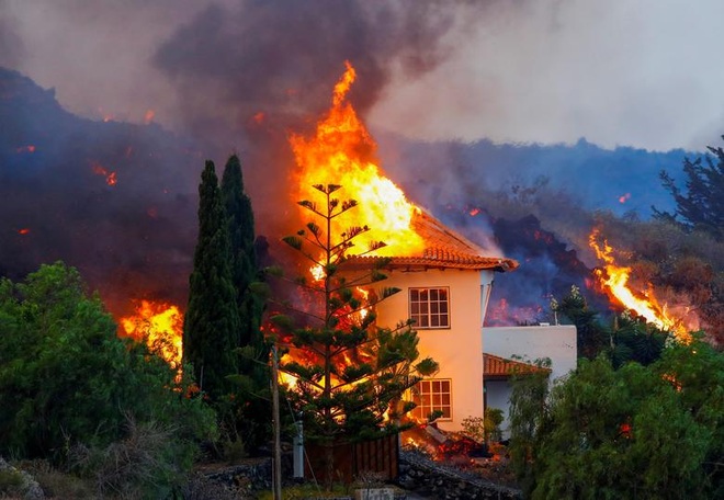 Núi lửa Tây Ban Nha phun dung nham 1.000 độ C nuốt chửng nhà cửa - 1
