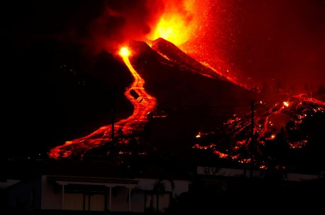 Núi lửa Tây Ban Nha phun dung nham 1.000 độ C nuốt chửng nhà cửa - 2