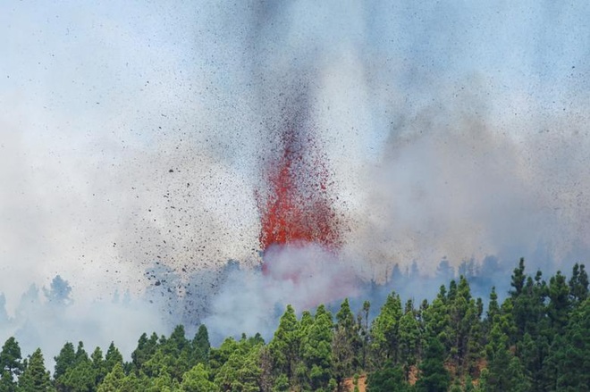 Núi lửa Tây Ban Nha phun dung nham 1.000 độ C nuốt chửng nhà cửa - 5