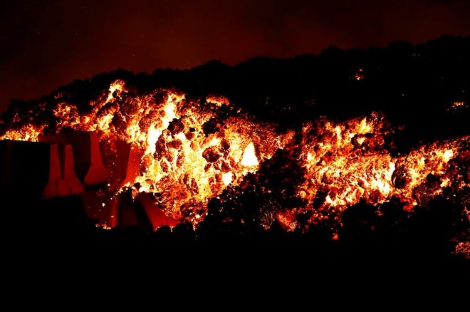 Núi lửa Tây Ban Nha phun dung nham 1.000 độ C nuốt chửng nhà cửa - 6