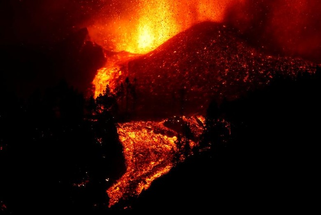 Núi lửa Tây Ban Nha phun dung nham 1.000 độ C nuốt chửng nhà cửa - 7
