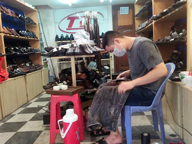 Hà Nội: Thợ cắt tóc, bán hàng, xe ôm tất bật trở lại với công việc - 2