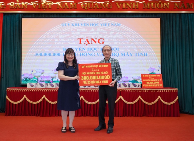 Trao tặng 300 triệu đồng giúp học sinh nghèo bị ảnh hưởng bởi dịch Covid-19 - 2 Trao tặng 300 triệu đồng giúp học sinh nghèo bị ảnh hưởng bởi dịch Covid-19 - 2