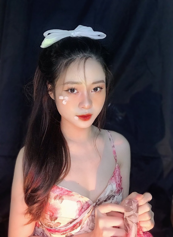 Hot girl gác bằng đại học giáo viên, rẽ hướng sang nghề trang điểm - 1