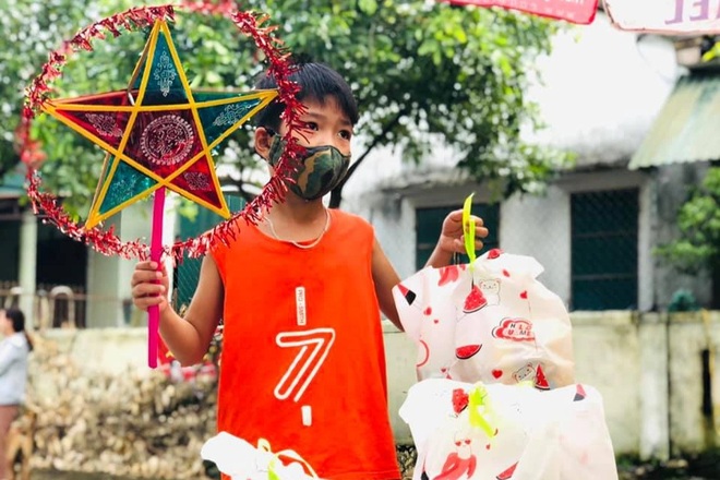 Mang trung thu đến thiếu nhi vùng phong tỏa, bệnh nhi điều trị ở bệnh viện - 1 Mang trung thu đến thiếu nhi vùng phong tỏa, bệnh nhi điều trị ở bệnh viện - 1