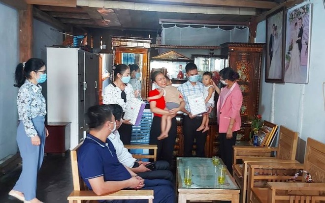 Lào Cai: Tặng quà Trung thu cho con cán bộ y tế chống dịch Bình Dương - 2