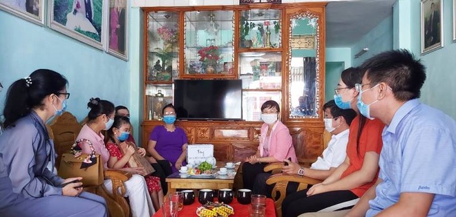 Lào Cai: Tặng quà Trung thu cho con cán bộ y tế chống dịch Bình Dương - 1 Lào Cai: Tặng quà Trung thu cho con cán bộ y tế chống dịch Bình Dương - 1